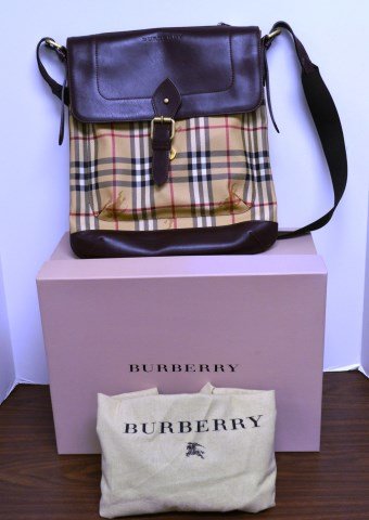 Pre owned Burberry Purse haymarket nova plaid: Pre owned Burberry Purse haymarket nova plaid made in italy, Come's with original box and dust bag.