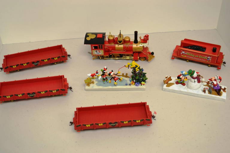 Hawthorne Village Mickey And Friends Train Set