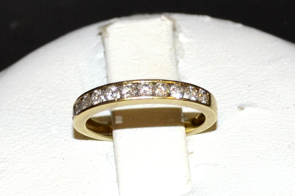 14kyg Diamond Wedding Band .50ctw: 14kyg diamond wedding band with 11 channel set diamonds weighing .55ctw, clarity SI2-I1 and H-I color, finger size 6 1/2. 2.6gm