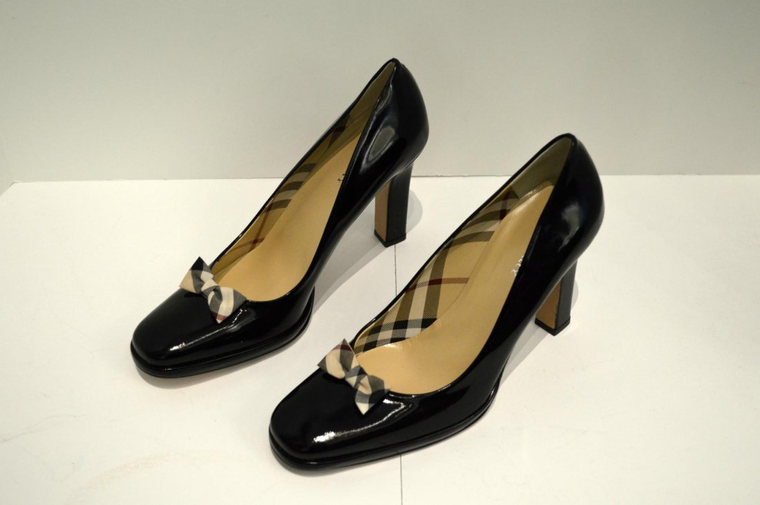 Burberry Pumps And Necklace/Bracelet Set: Burberry Pumps And Necklace/Bracelet Set. Black leather pumps with plaid soles and plaid removable bows, 4" heel, size 38 1/2. includes box and cloth bag. Together with a Burberry necklace bracelet se