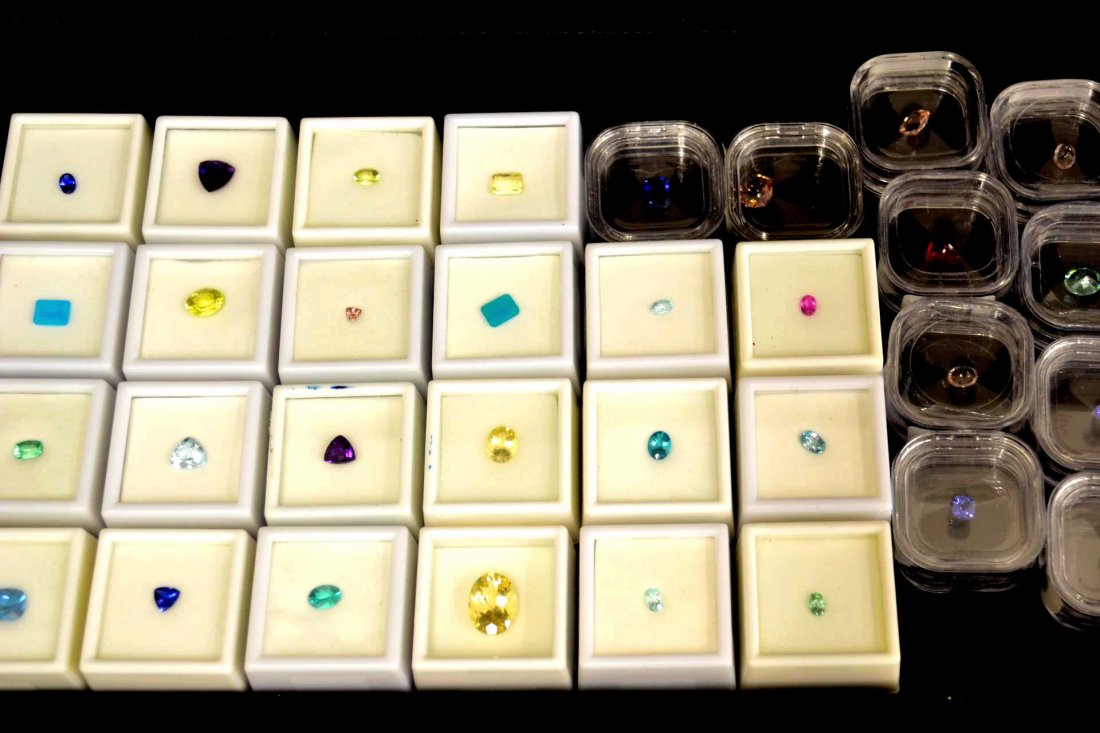 Lot of Colored Stones: Lot of colored stones with tanzanite, apetite, Paraiba chalcedony, amethyst, blue zircon, garnet, morganite and more. 36pcs