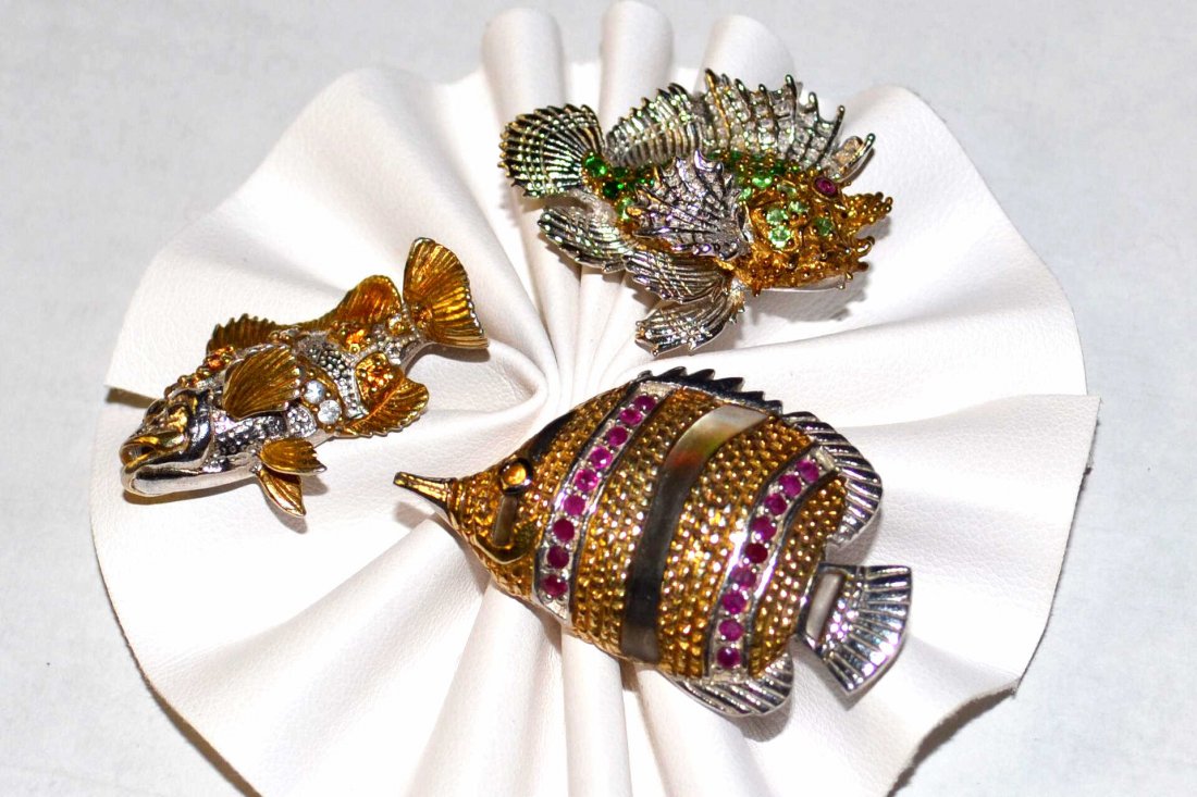 3 Sterling Tropical Fish Charms By William Kovel: 3 sterling fish charms by designer William Kovel with gold overlay, tsavorite. ruby, citrine and mother of pearl, approx. 1-1 1/2" in length.
