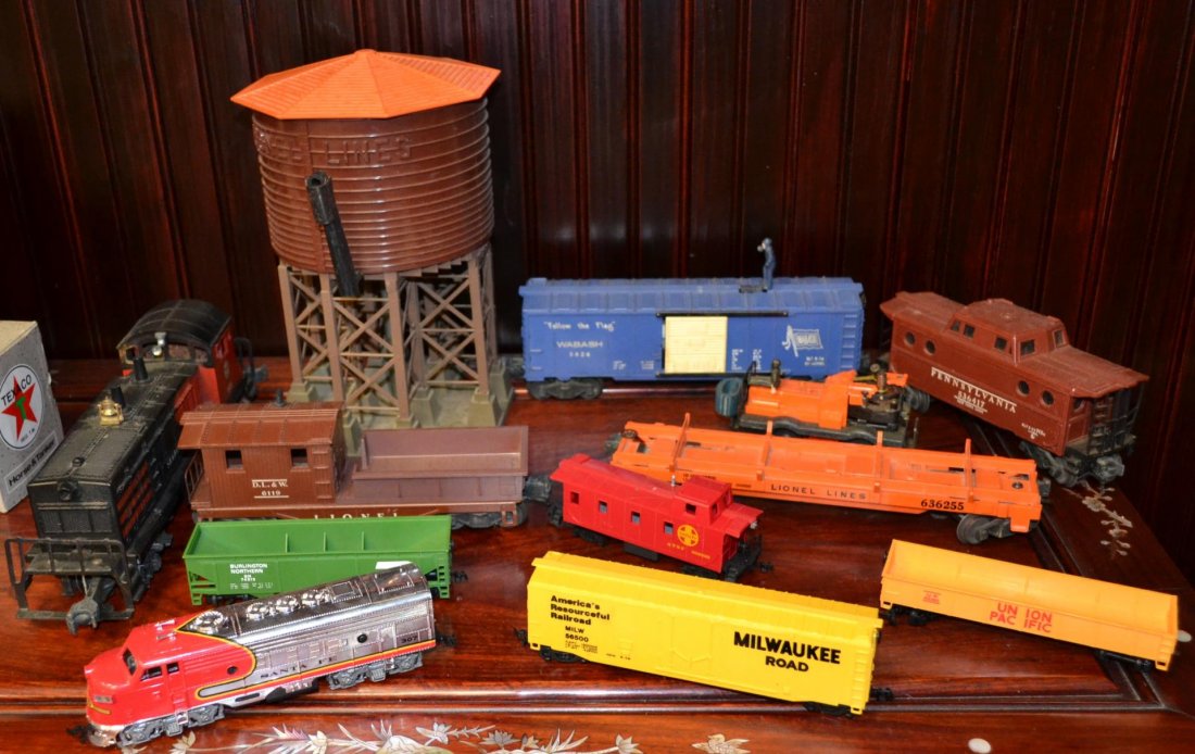 Lot of Lionel O & HO Gauge: Lot of Lionel O & HO Gauge includes, Lionel water tower, Seaboard engine, Wabash box car, penn Caboose, Log Car, Bachmann HO Sante Fe Engine, Coal car, Box Car, and Caboose.