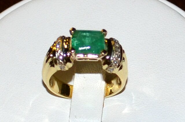 14kyg Emerald & Diamond Ring: 14kyg emerald and diamond ring with one emerald cut emerald, weighing 1.82ct, along with prong set diamonds on the shoulders, ribbed mounting, finger size 7. 7.7gm