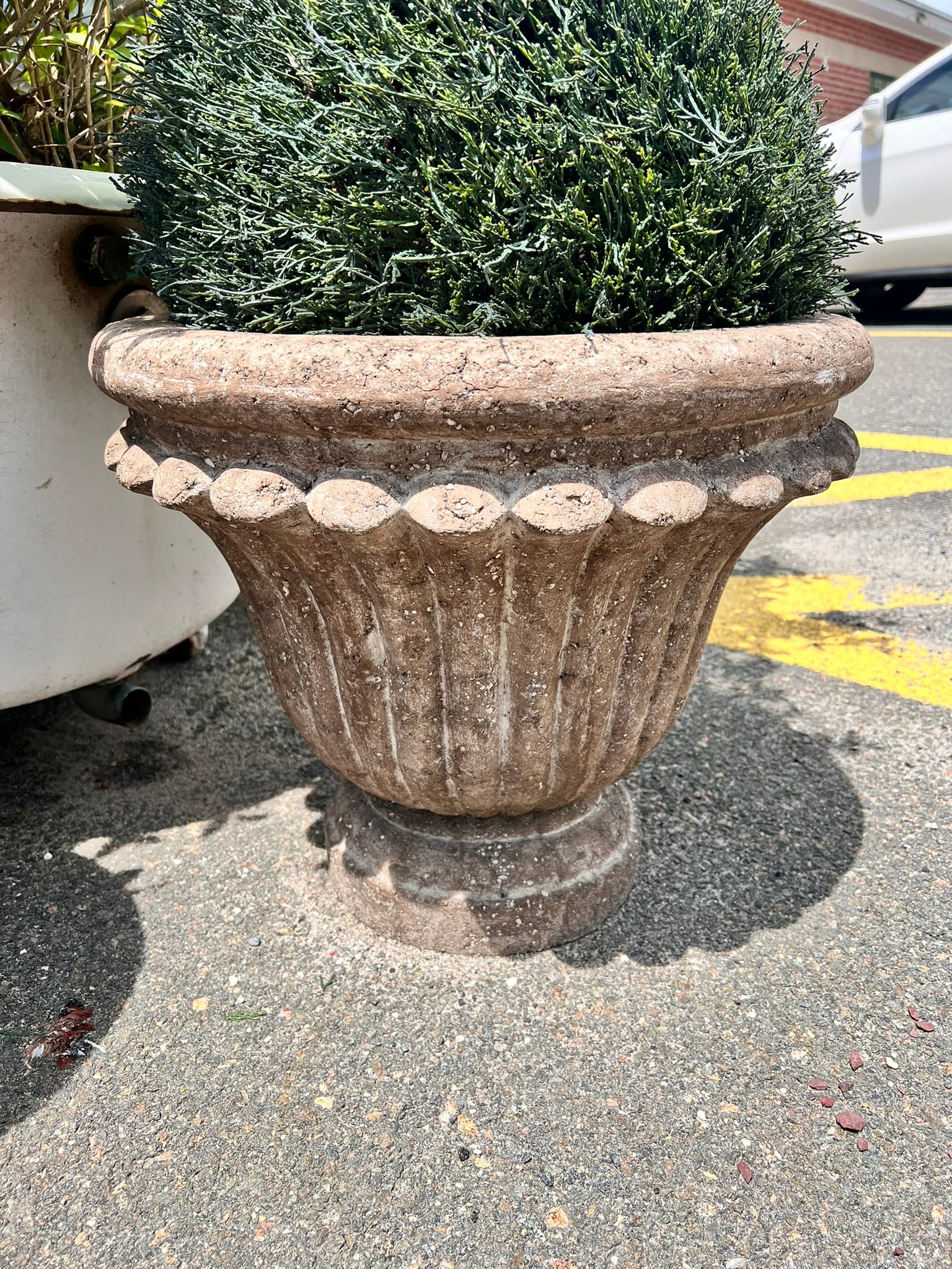 LOT OF 4 RESIN OUTDOOR PLANTERS URNS (1 of 2)