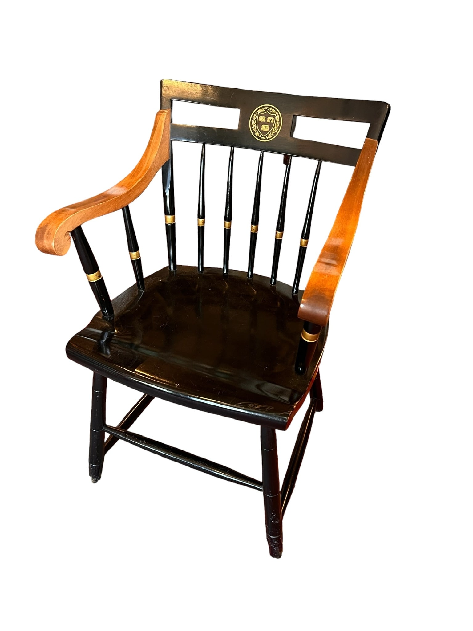 Harvard University Alumni Chair: Harvard University Alumni Chair. In good condition measures 23 inches arm to arm x 18 inches deep x 34 inches tall. Client 10015 ****** Please review all photos for further information & description.