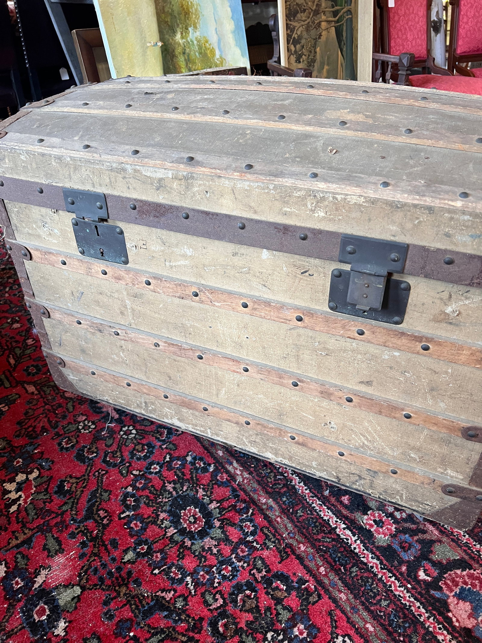 Louis Vuitton Private Label 1860s Sellerie Du Jockey Club Trunk: Louis Vuitton Private Label 1860s Sellerie Du Jockey Club Trunk. It has a private label made in homage to the Sellerie du-Jockey-club, Opéra, the cosmopolitan district. In 1870 and 1871, the Franco-P