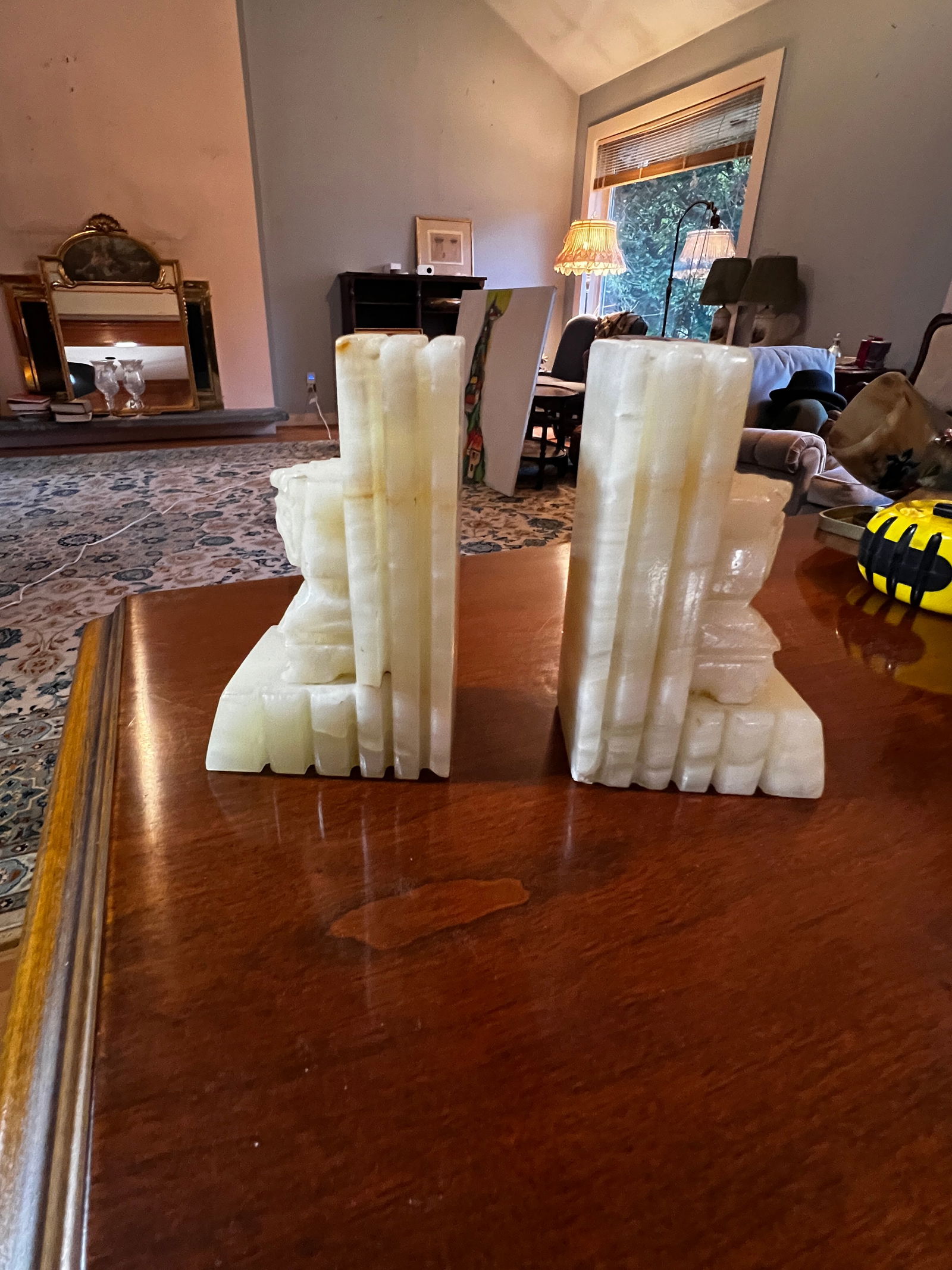 Vintage Onyx Bookends: Vintage onyx bookends. Great pair of art deco onyx bookends measuring 5 inches tall x 3 inches wide x 2 inches deep. This item is pick up only. No In-House shipping available.This is an offsite auctio