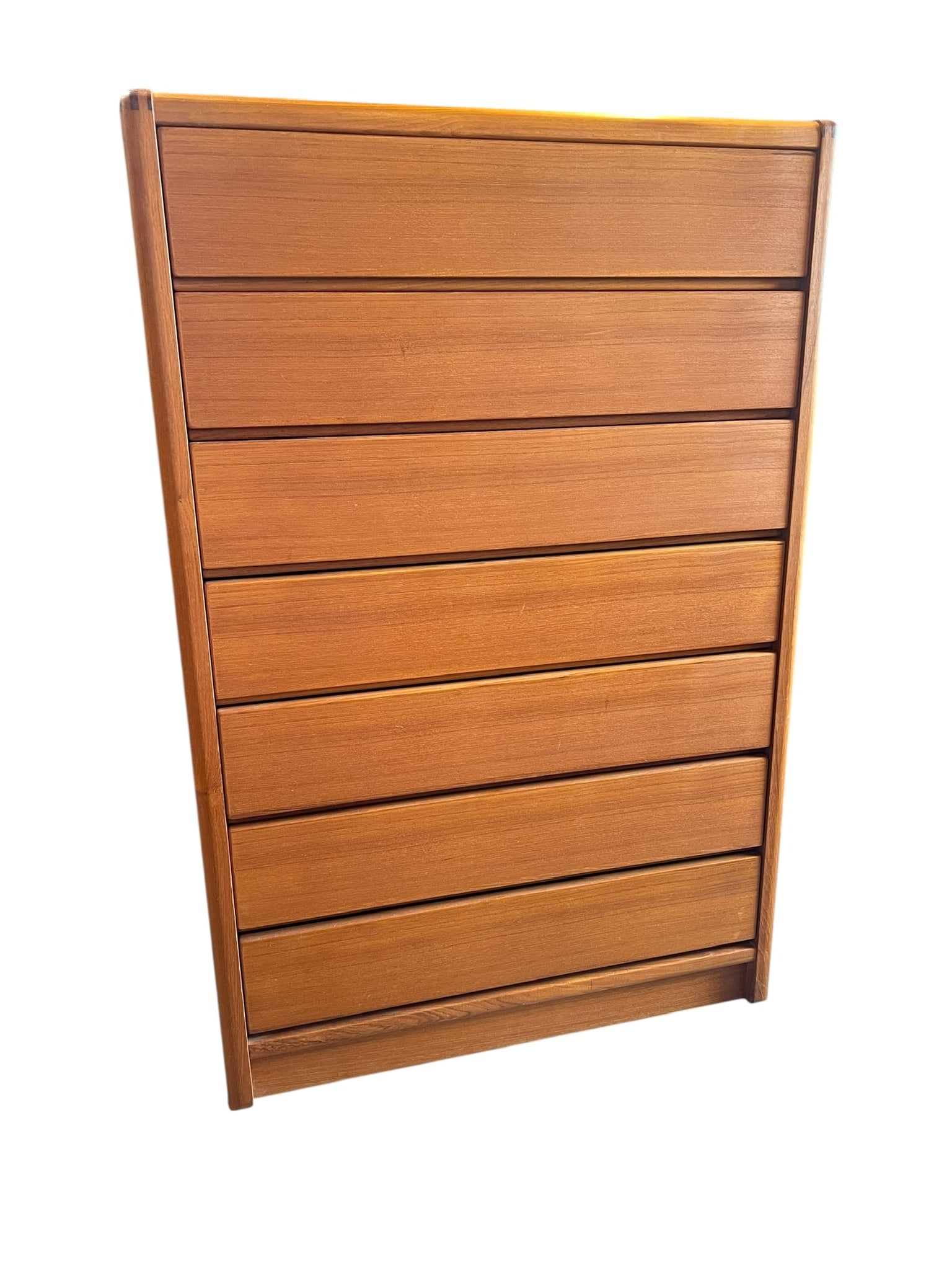 Mid Century Modern Teak Wood 7 Drawer Dresser: Mid Century Modern Teak Wood 7 Drawer Dresser. In very good condition. This item is considered furniture and will not be shipped via In-House shipping. Pick up at Auction Gallery or Use New England Pa