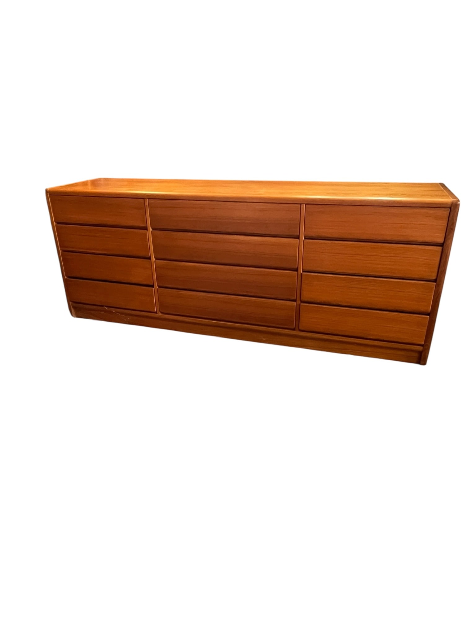 Mid Century Modern Teak Wood 12 Drawer Low Dresser: Mid Century Modern Teak Wood 12 Drawer Low Dresser. Dresser is in very good condition with minor scuffing at the top. All drawers slide easily and are clean. It has 12 individual drawers. Measures 76