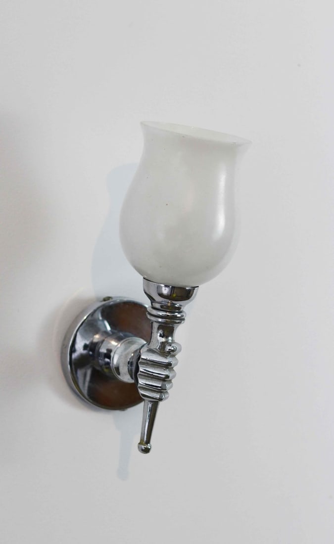 A hand sconce, chromed metal, 20th Century: In the style of Maison Asselbur Width 10 cm height 24 cm