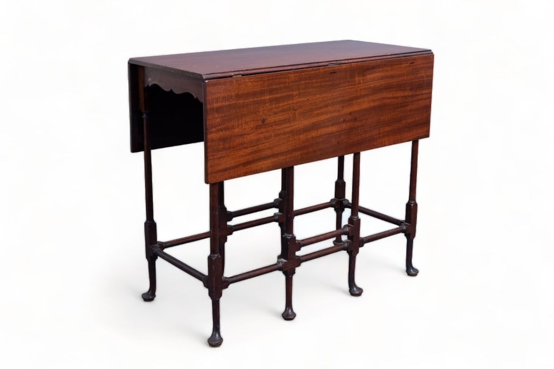 An English George III mahogany spider-leg table, third quarter of the 18th C.: An English George III mahogany spider-leg table in the matter of Thomas Chippendale (1718-1779), third quarter of the 18th C. H 71,9 - L 81,4 - D 38,3 cm (closed) H 71,9 - L 81,4 - D 86,8 cm (open) -