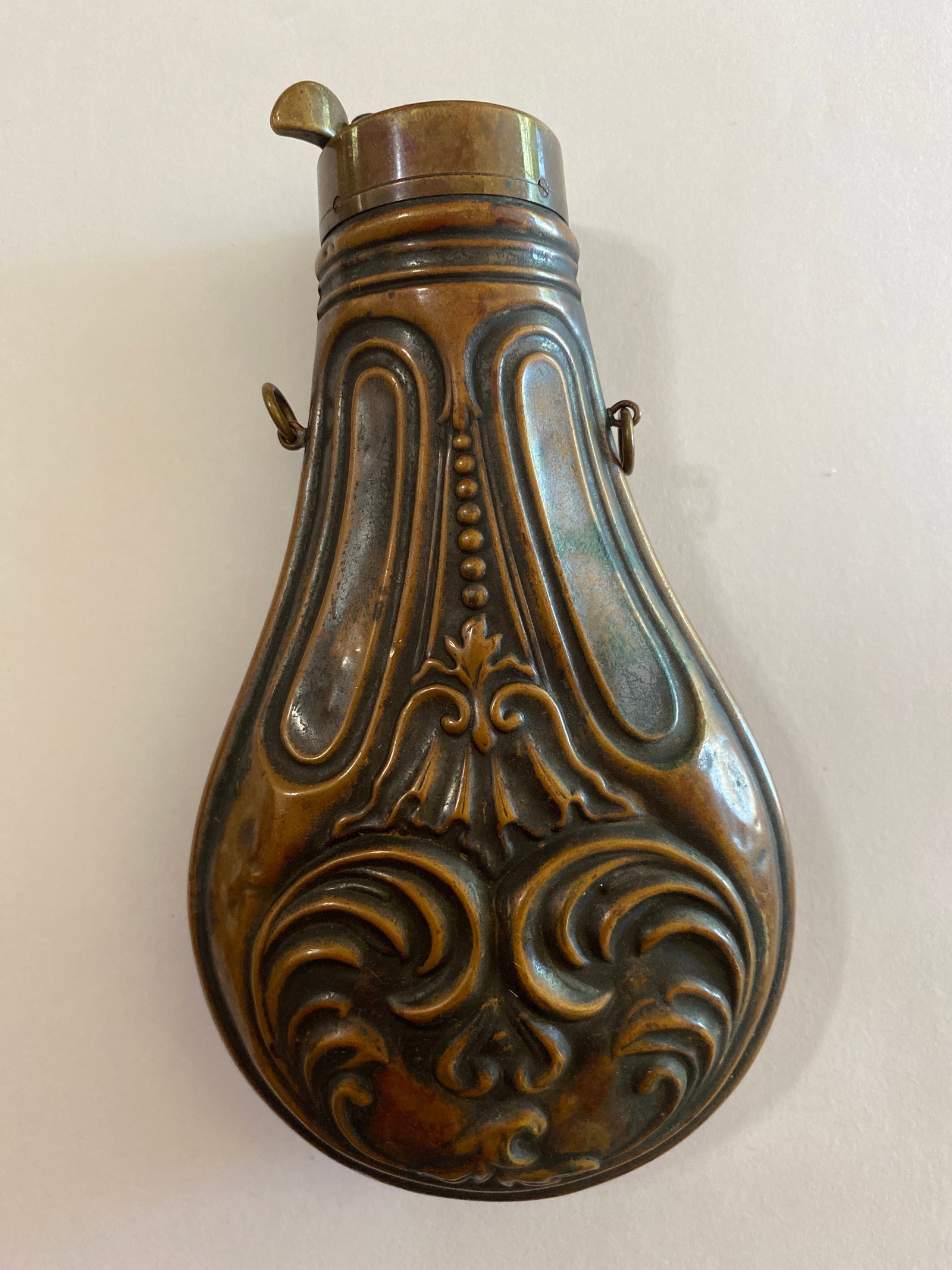 Civil War Union Arm gun powder horn flask: This Civil War Union Army gunpowder horn flask, measuring 5.75 inches, is a remarkable artifact from one of America's most pivotal historical periods. Crafted with precision, the flask features durabl
