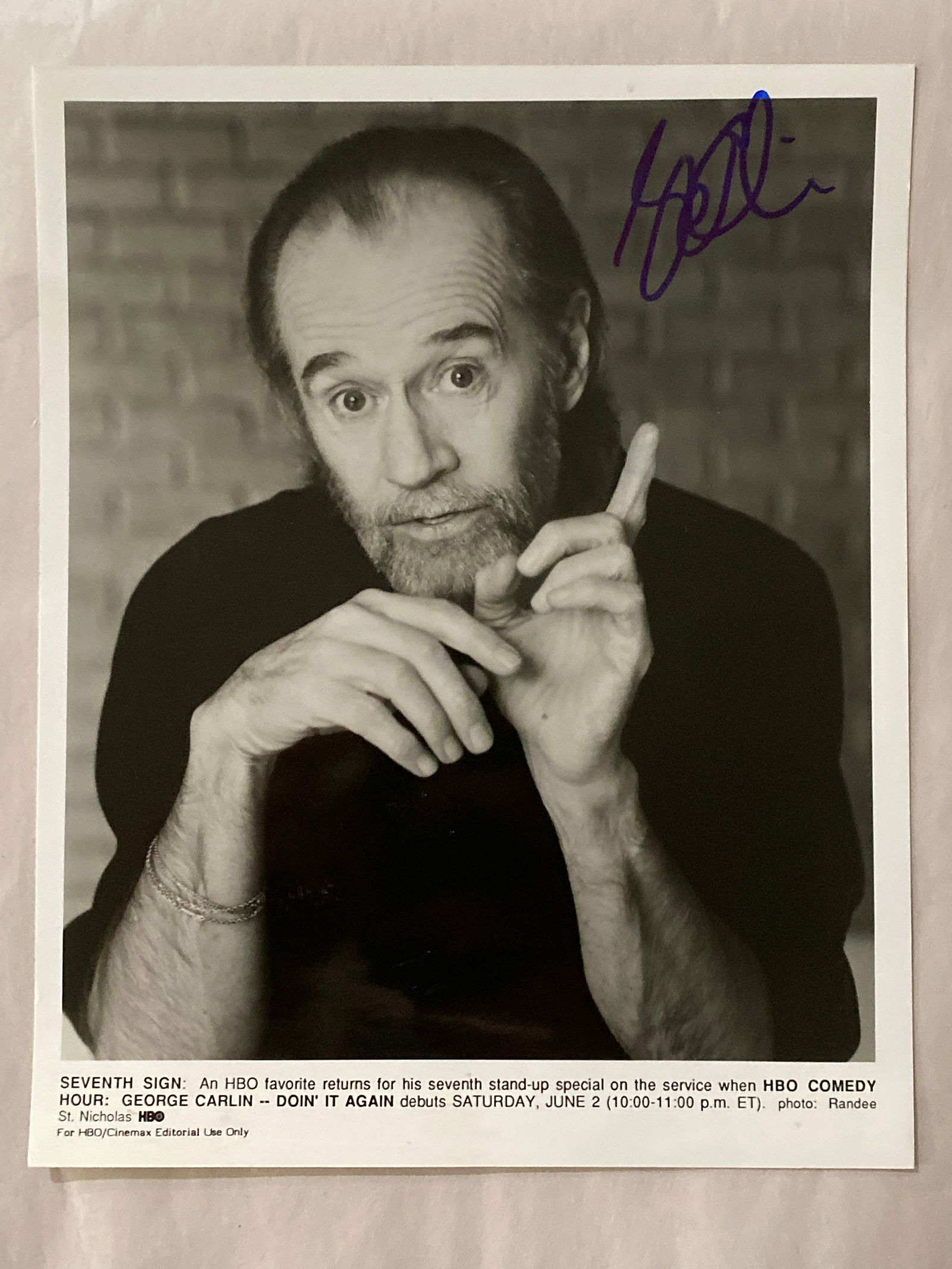 George Carlin Comedian Signed Photo: This is an exceptional signed photo of George Carlin, one of the most influential and groundbreaking comedians of all time. Known for his sharp wit, fearless social commentary, and pioneering stand-up