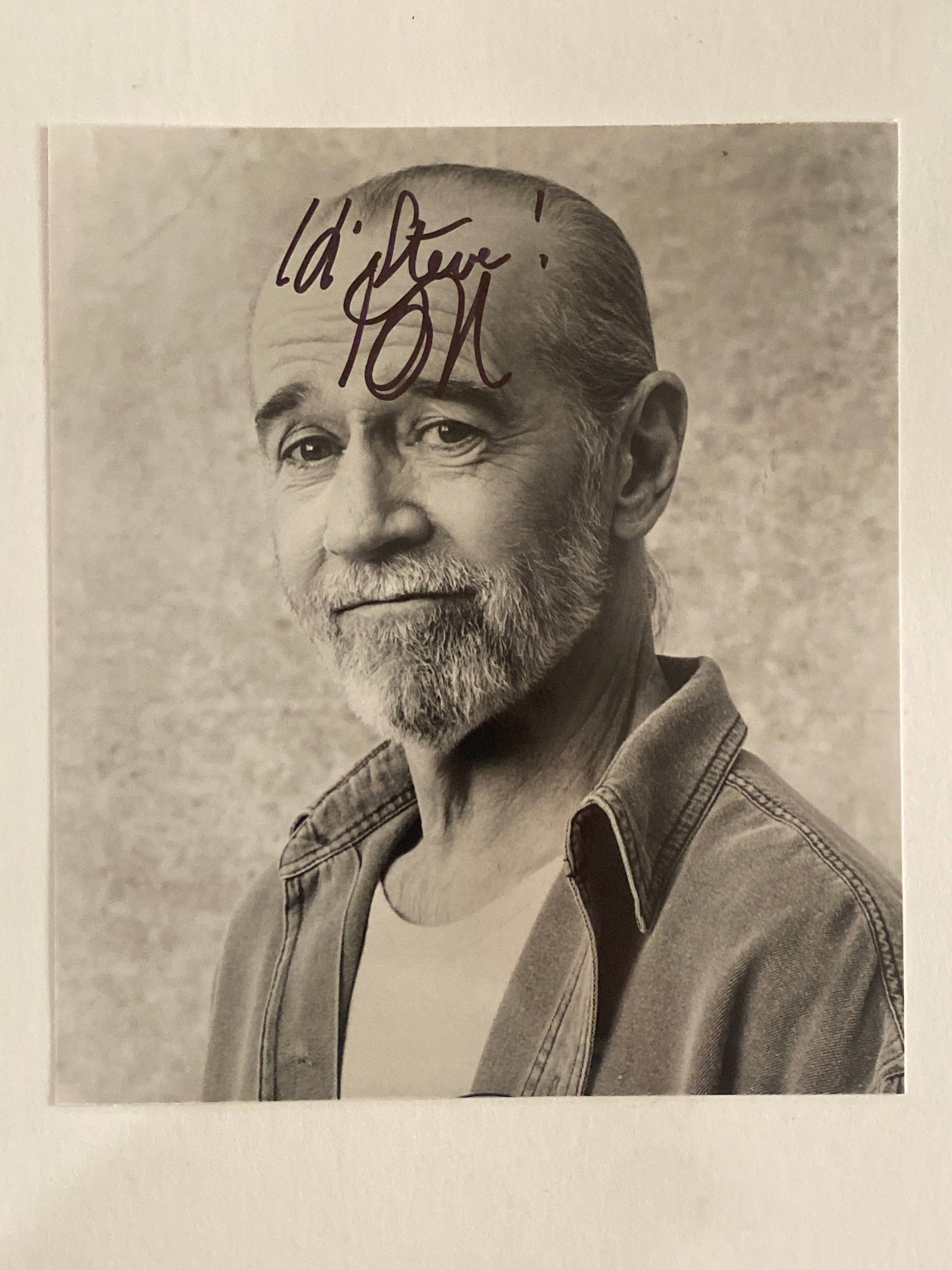 George Carlin Signed Photo: Up for auction is a rare and iconic George Carlin signed 7.25x8.5 photo, showcasing the legendary comedian in his classic, thought-provoking style. Known for his sharp wit and fearless critique of soc