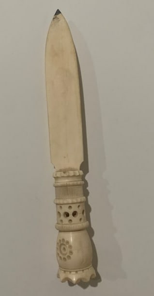 Antique Native American Inuit Walrus Tusk Knife: Measuring 9 inches in total length, the knife includes a 5.75-inch blade that exhibits a fine patina, indicative of its age and use. The handle displays natural curves and textures unique to the tusk