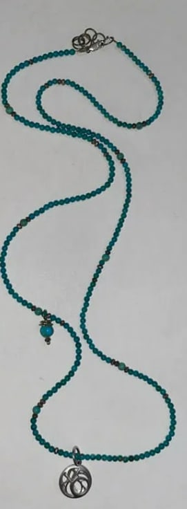 Vintage Native American Turqouise Necklace: Roughly 26 inches around