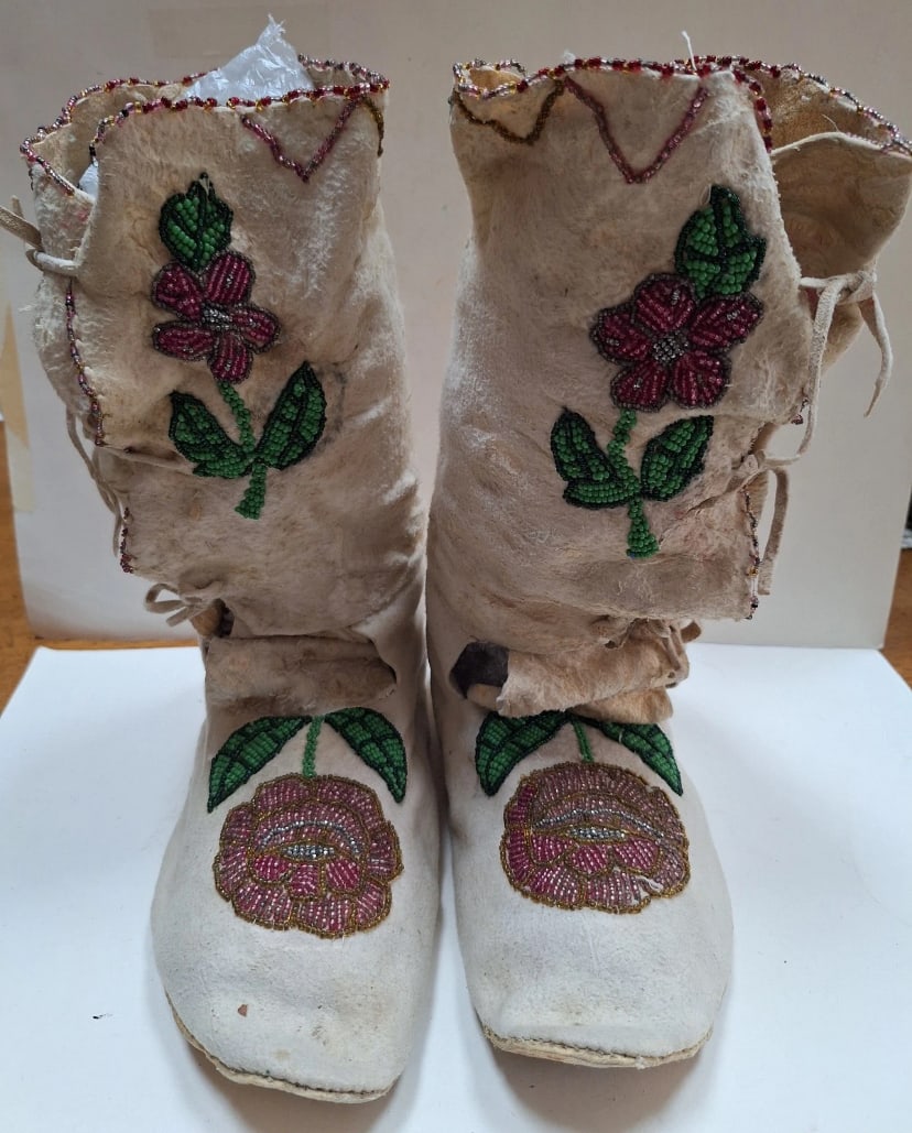 Antique Native American Iroquois Beaded Moccasin Boots (1 of 5)