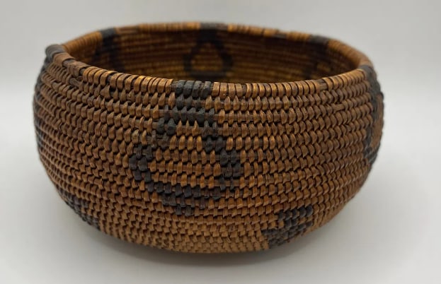 Antique Pomo Arrow Coiled Basket (1 of 4)