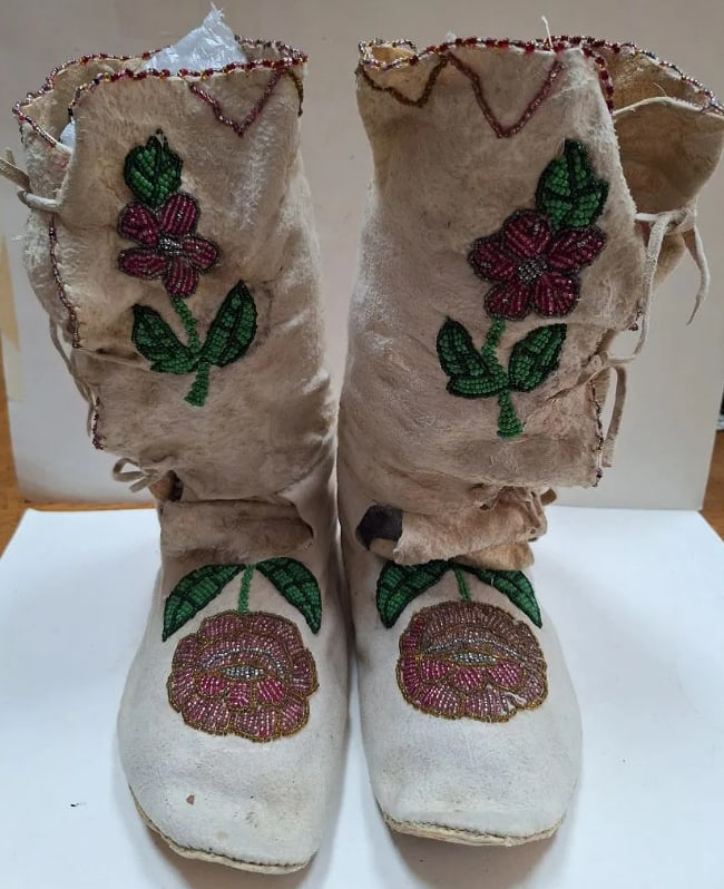 Antique Native American Iroquois Beaded Moccasin Boots (1 of 4)