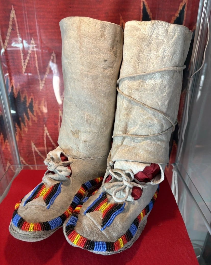 Antique Native American Iroquois Beaded Moccasin Boots (1 of 5)