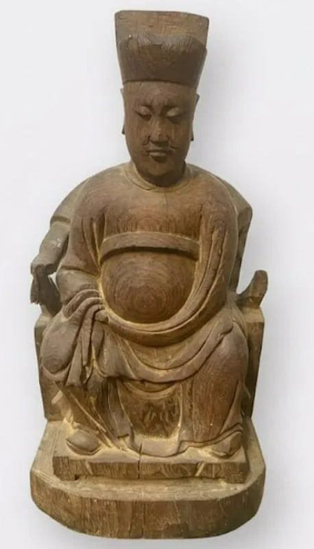 Antique Chinese Ming Dynasty Wood Statue: An impressive and finely carved antique Chinese wood statue dating to the Ming Dynasty. This piece showcases the serene and dignified aesthetic characteristic of the era, featuring intricate drapery a