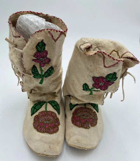 Native American Plains Indians Beaded 19th Century Moccasins (1 of 4)