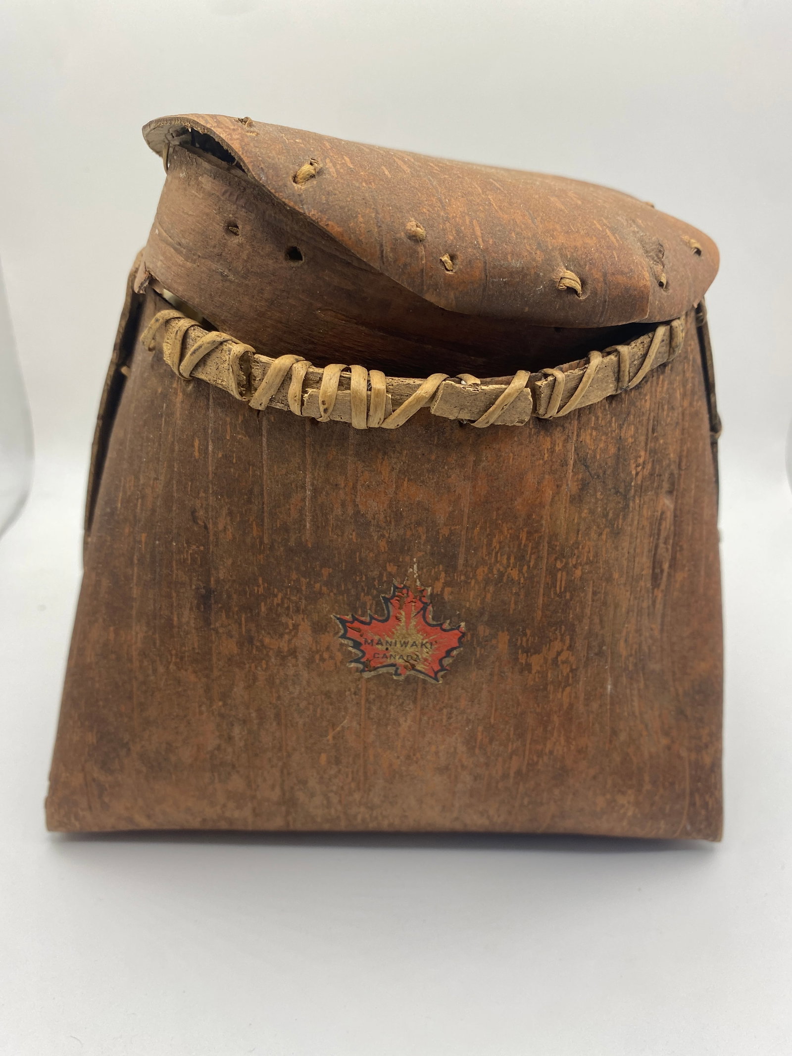 Antique Maniwaki Tribe Tourist Bark Basket (1 of 2)