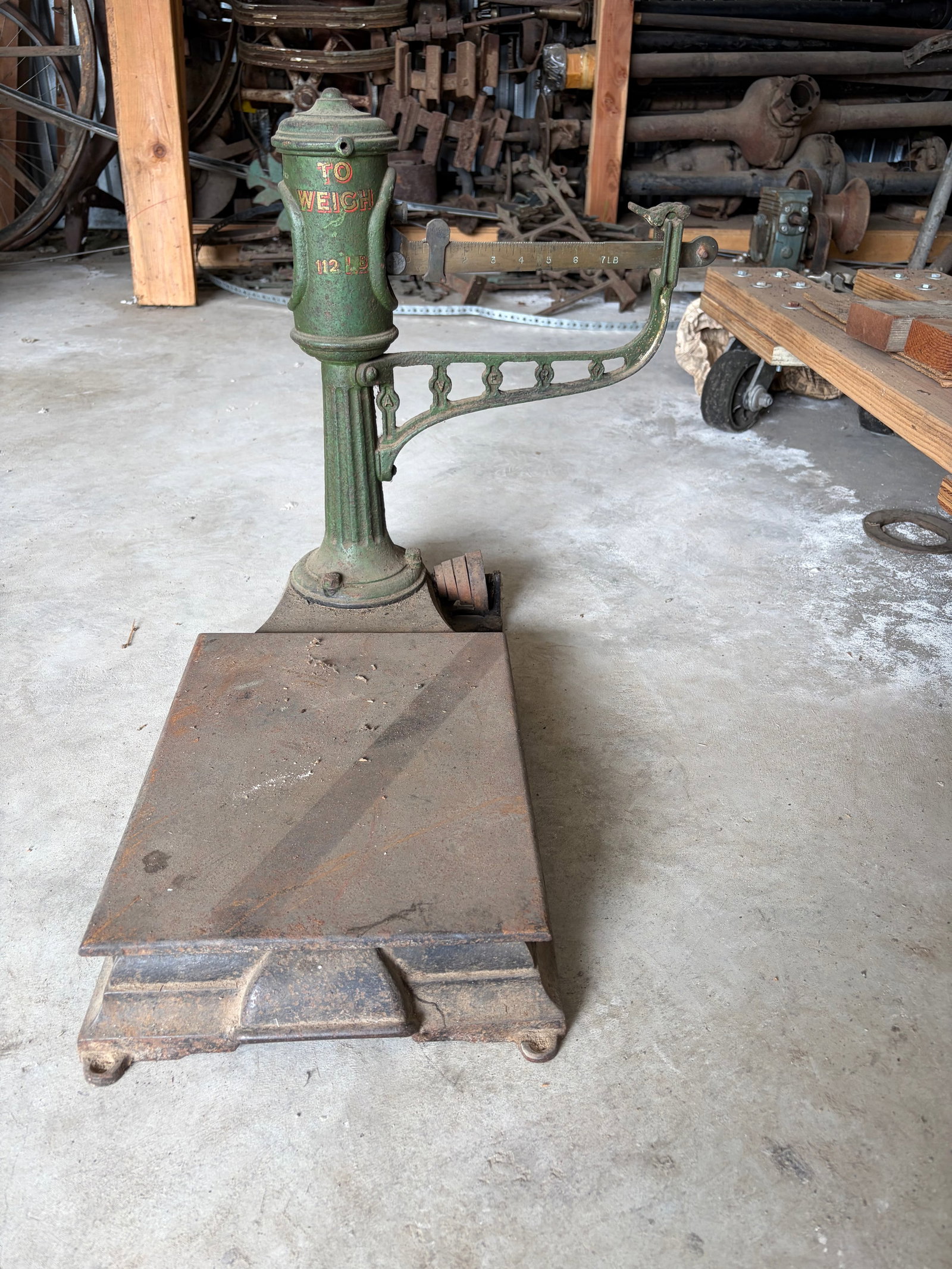 Antique Cast Iron 10 lb Counter Balance Scale: sold as shown.
