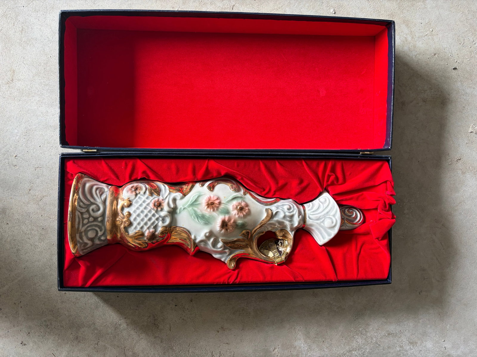 Vintage Beau's 165 Month Decorative Presentation Box (1 of 2)