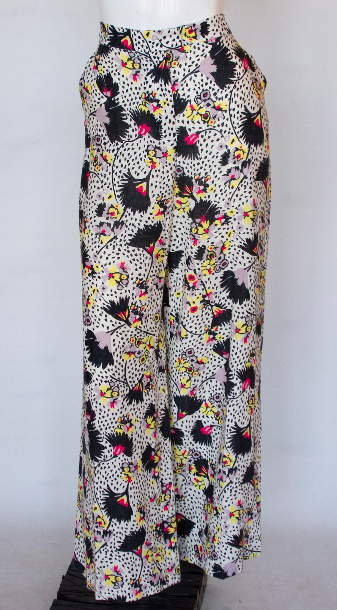 Max & Co. 100% Linen Pants with Abstract Floral and Spotted Pattern: Max & Co. 100% Linen Pants with Abstract Floral and Spotted PatternIT 44/ EU 40 / US 8 / Waist 31" Inseam 32.5" Length 45.5" Flare of Pant Leg 29"