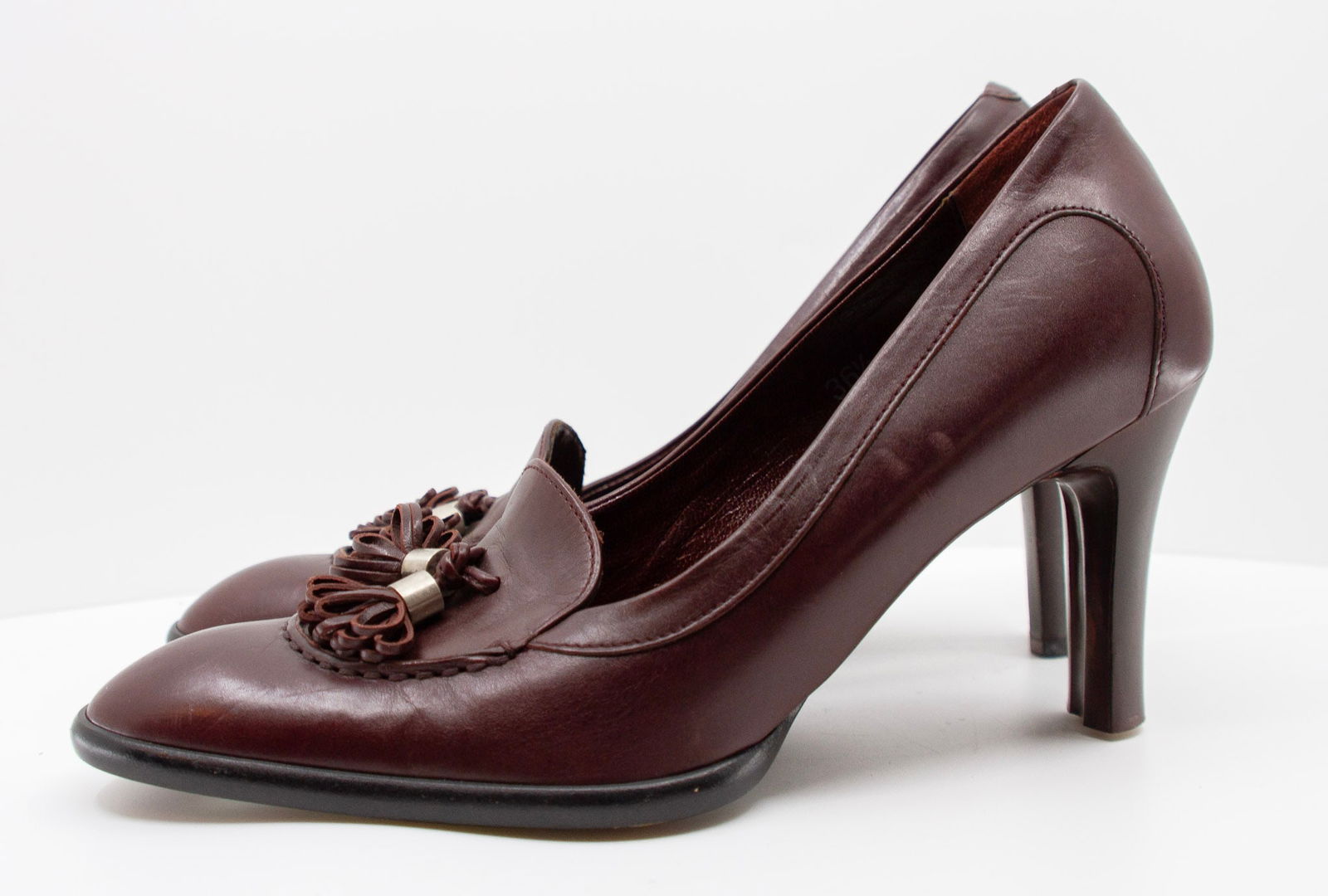 Tod's Maroon Leather High Heels with Tassels: Tod's Maroon Leather High Heels with TasselsEU 37.5 / US 7 / Heel 2"