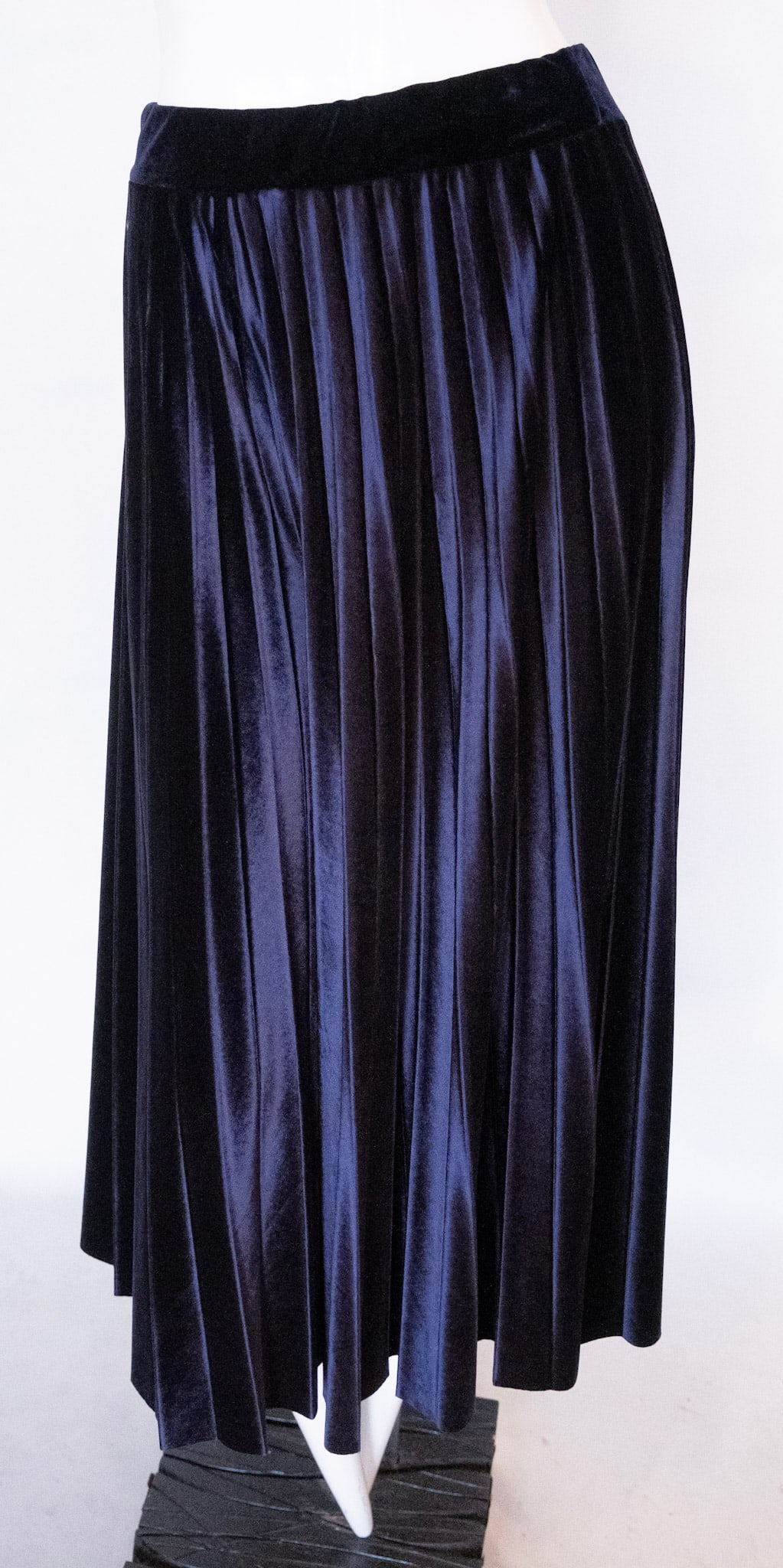 B.YU Blue Velvet Pleated Palazzo Pant: B.YU Blue Velvet Pleated Palazzo Pant B.YU Blue Velvet Pleated Palazzo Pant B.Yu : Waist 32" ; Length 38" ; Inseam 22" ; Hem Opening (each leg) 44" Women's Fashion Modern and Vintage Designer Couture 