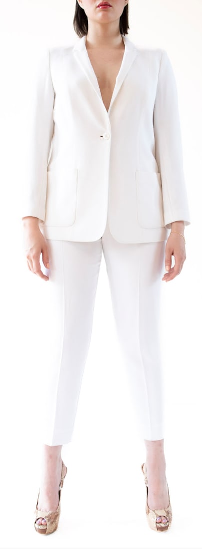 ELIE TAHARI White Blazer and Pant Ensemble: ELIE TAHARI White Blazer and Pant Ensemble Elie Tahari White Blazer and Pant Ensemble EU 42 / US 12 / Blazer : Shoulder to Shoulder 15.5" Bust 38" Length 28" / Pant: Waist 34" Inseam 27.5" Length 37"