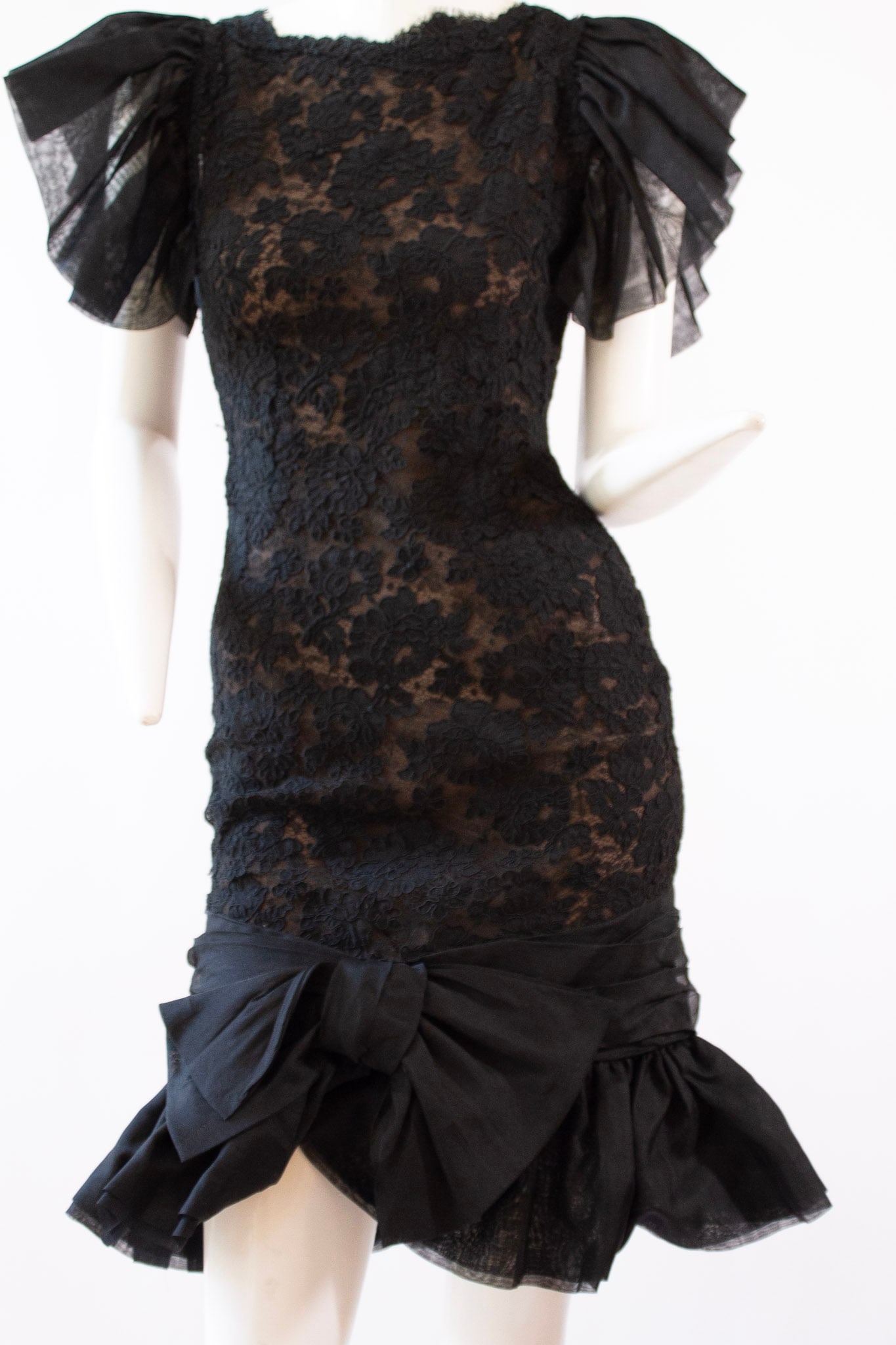 OSCAR DE LA RENTA Lace Dress with Bow Detail: OSCAR DE LA RENTA Lace Dress with Bow Detail Marked Size 4 but Tailored to a Size 0, Shoulder to Shoulder 14; Bust 26; Length 39.5; Waist 25; Hem Opening 46 NO RESERVES