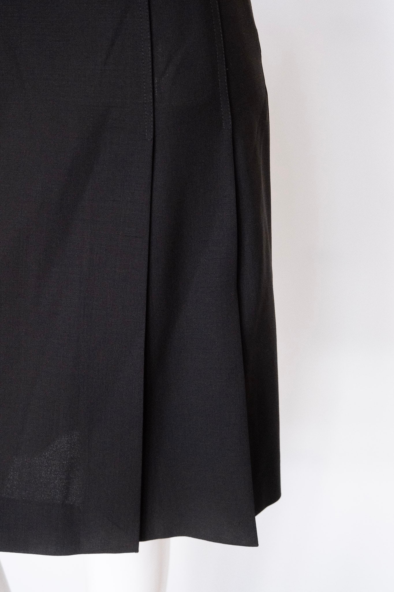 DOLCE & GABBANA Skirt: DOLCE & GABBANA Skirt Dolce & Gabbana Black Pencil Skirt Size 40 ; Waist 28" ; Length 23" ; Hem Opening 21" NO RESERVE