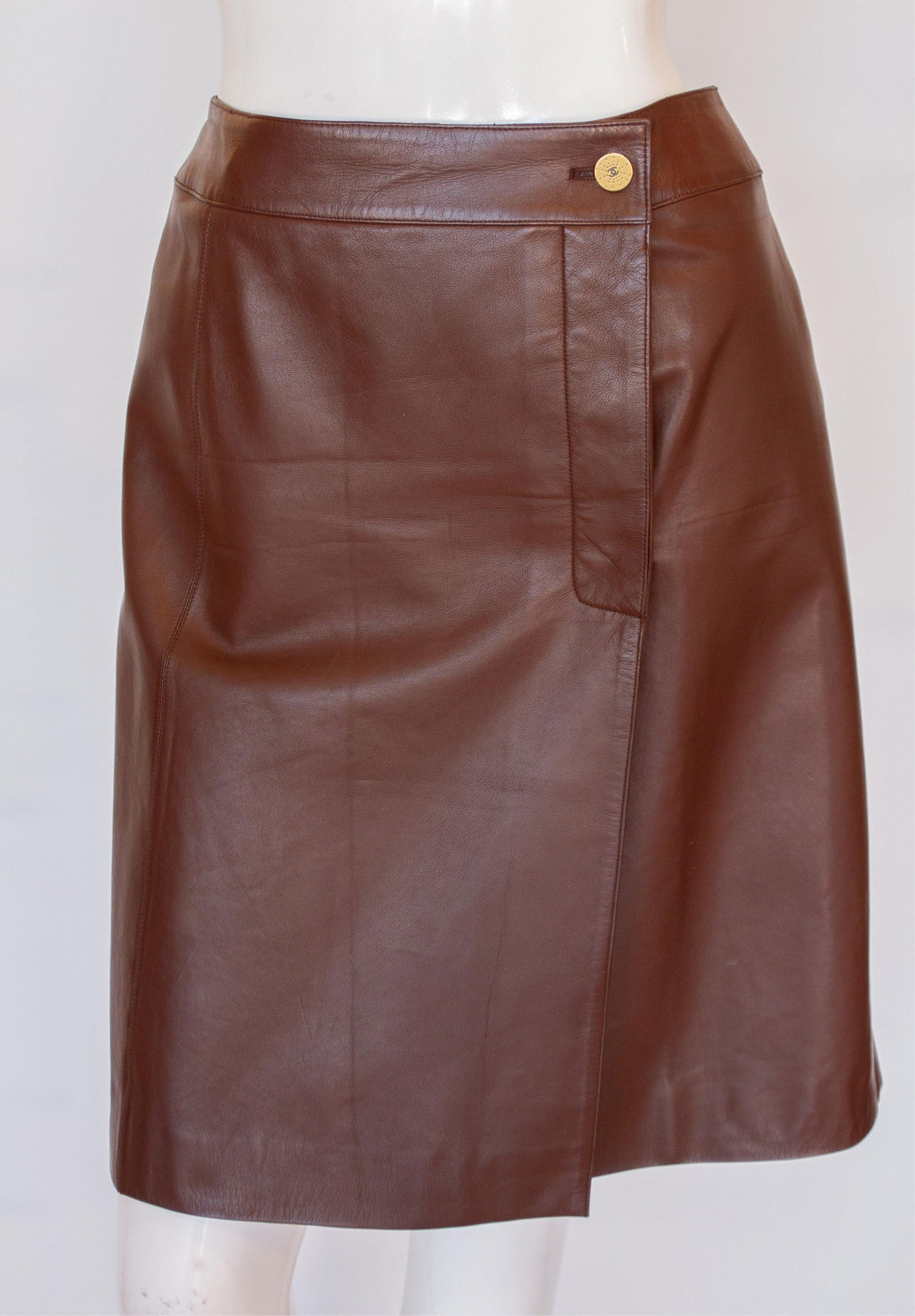 CHANEL, 2001 Autumn, Designer Couture 100% Lambskin with Silk Lining, Chocolate Knee Length Skirt: CHANEL, 2001 Autumn, Designer Couture 100% Lambskin with Silk Lining, Chocolate Knee Length SkirtCHANEL, 2001 Autumn, 100% Lambskin with Silk Lining, Chocolate Knee Length Skirt. Very soft and wearabl
