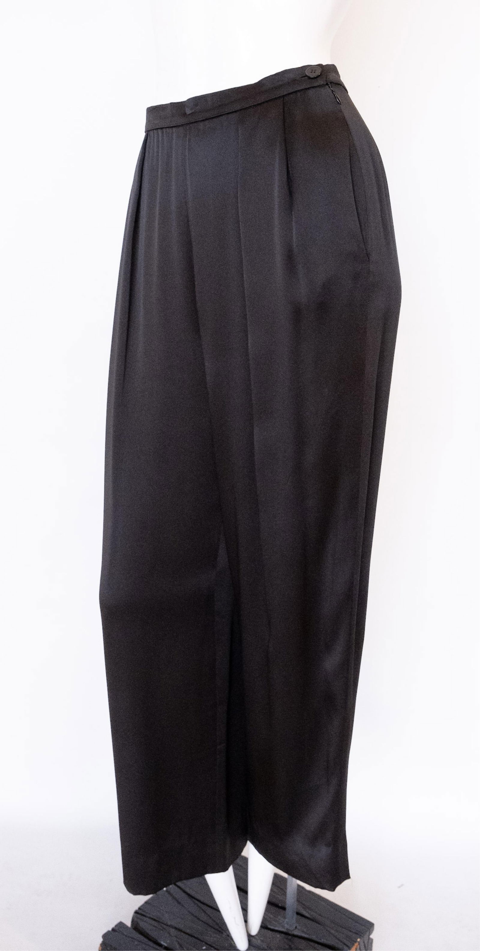 GIORGIO ARMANI Black Wide-Leg Trouser EU 40, Waist 27" ; Inseam 27" ; Length 40": GIORGIO ARMANI Black Wide-Leg TrouserGiorgio Armani black wide-leg pants. These are very elegant pants that make any occasion an important one.EU 40, Waist 27" ; Inseam 27" ; Length 40"