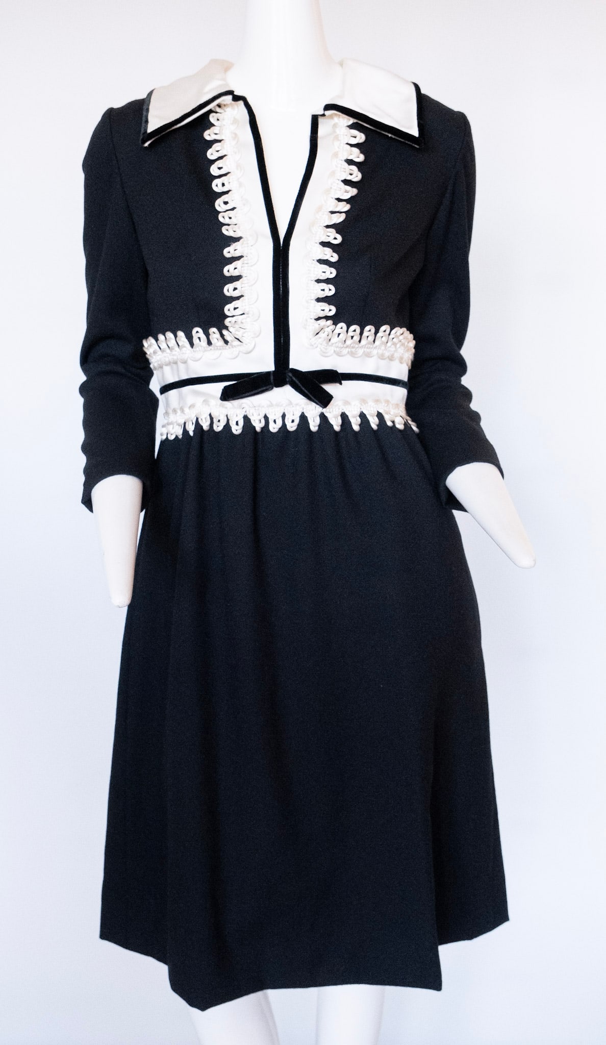 OSCAR DE LA RENTA Black Wool Dress with White Collar and Piping (1 of 13)