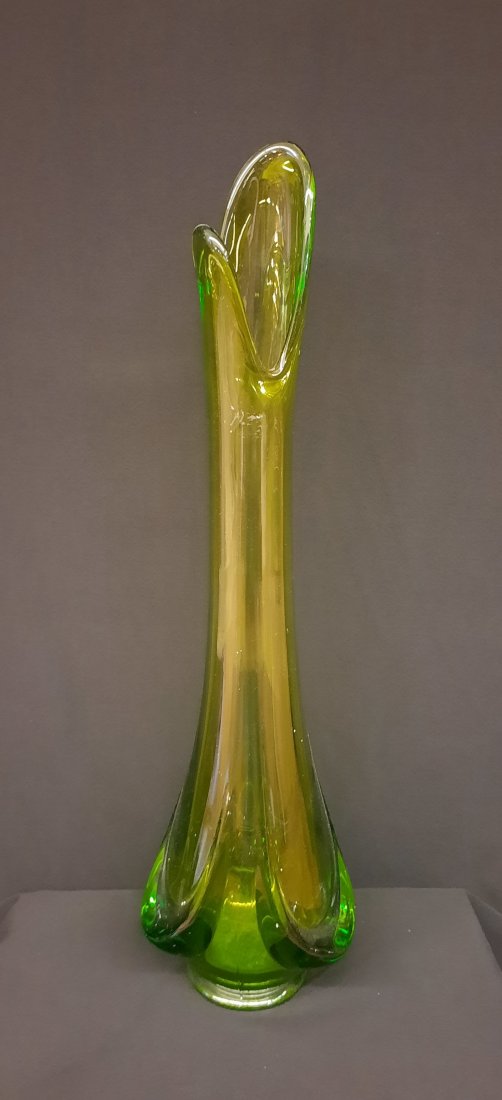 Viking Swung Vase Art Glass Vase Avocado Color 1960s Midcentury modern: This beautiful MCM swung vase is an excellent condition. no chipping or cracking on the vase and is a beautiful avocado color. Vase was found in a local estate auction in South Dakota. There are no ma
