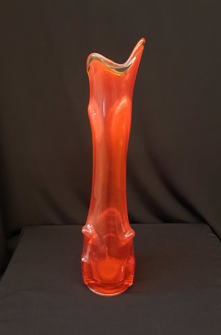 RARE Viking Swing Vase Art Glass Vase Red Color 1960s Midcentury modern: This beautiful swung vase is an excellent condition. There is little to no chipping or cracking on the vase and it is a beautiful red color. The vase was found in a local estate auction in South Dakot