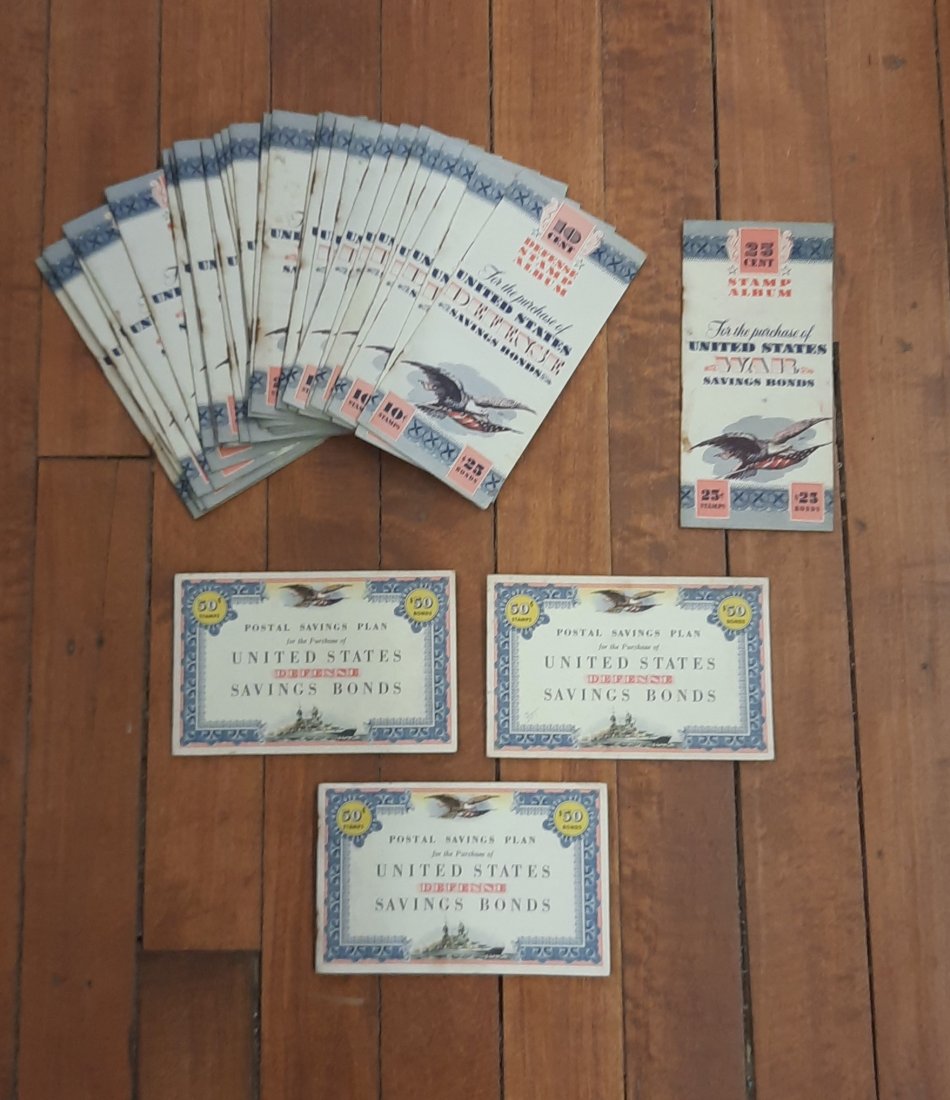 WW2 WWll War Bonds Lot of 33 Paper Booklets Original Stamp Album Pamphlets (1 of 15)