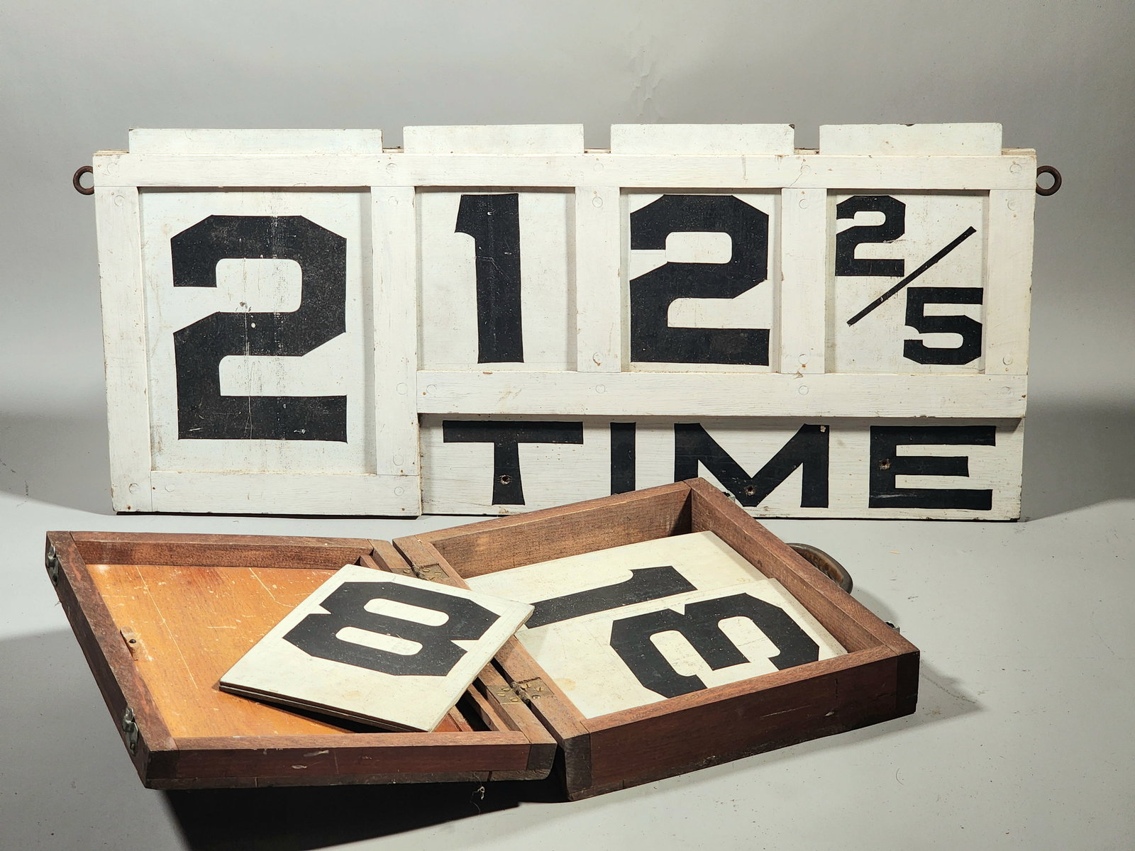 Wooden Horse Racing Timekeeping Sign with Additional Numbers in Case (1 of 5)