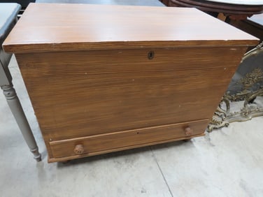 Grain Painted Blanket Chest w/ Tole
