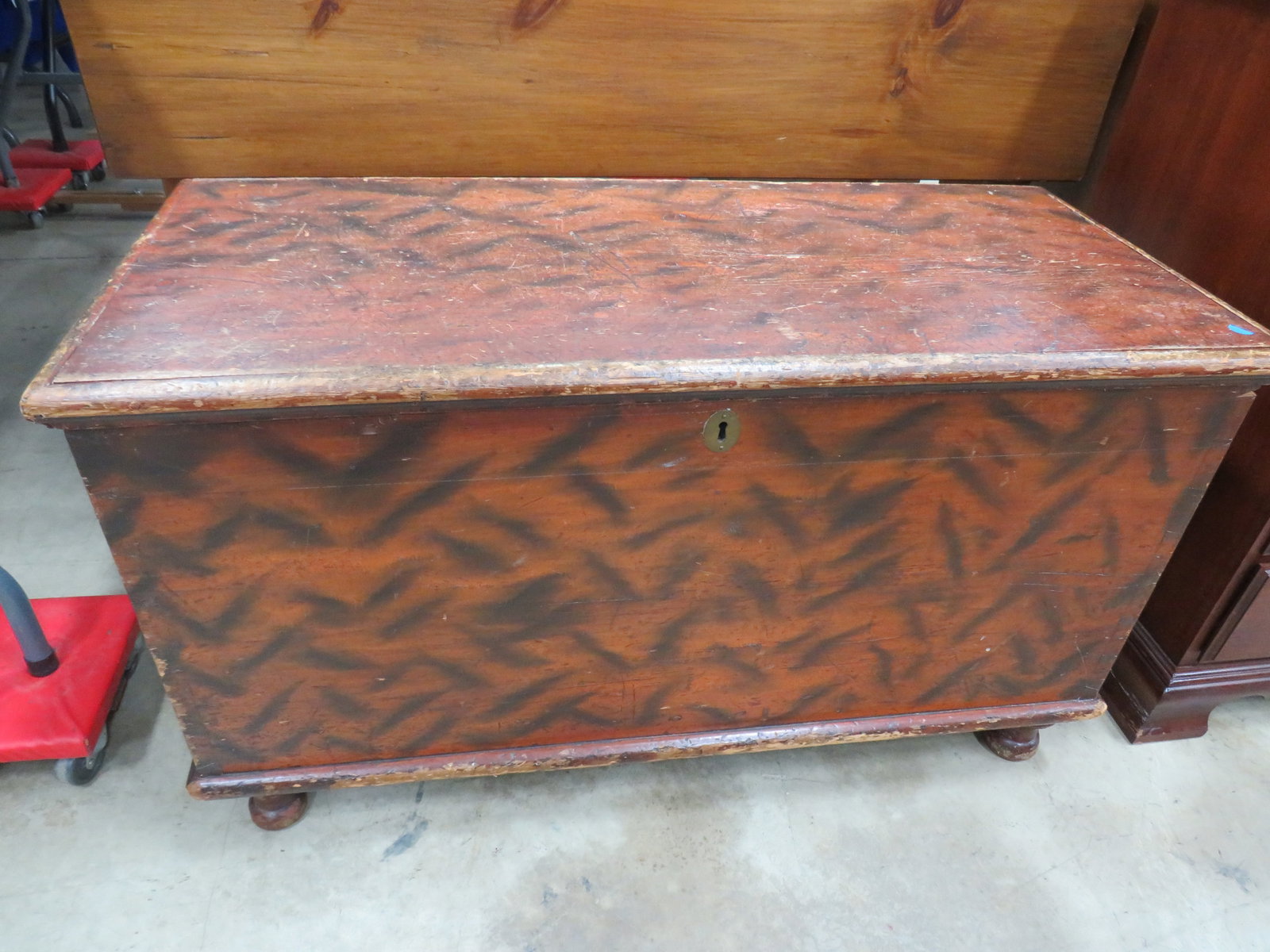 Painted Blanket Chest: Dovetailed, nicely painted d?cor