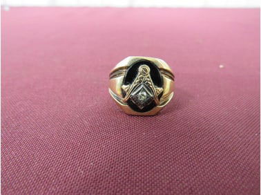10Kt Gold Masonic Ring w/ Diamond