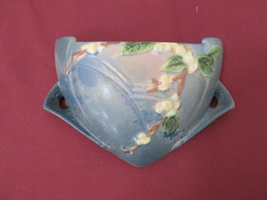 Roseville Snowberry Wall Pocket