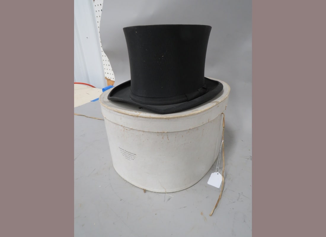 Willoughby Top Hat With Box Paris: Cardboard box