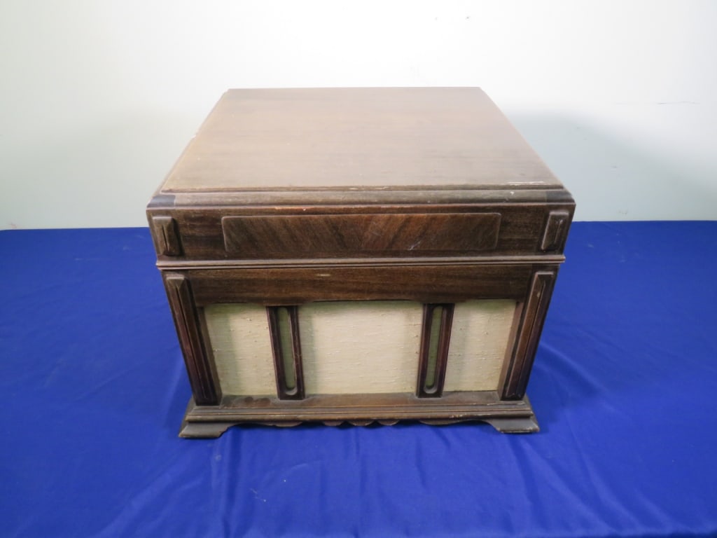 Victrola Phonograph (1 of 7)