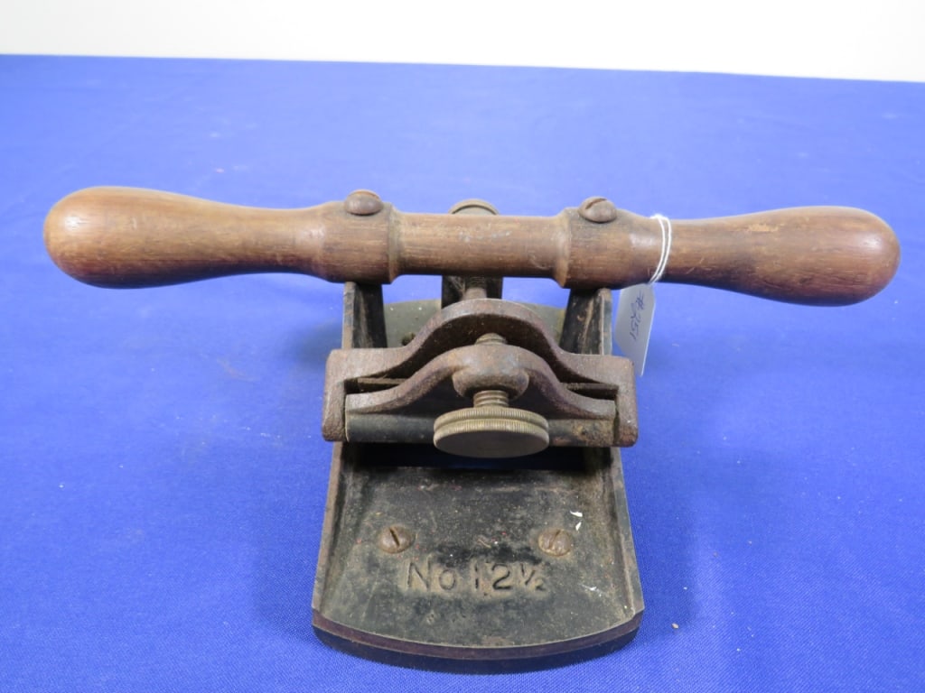 Model 12.5 Stanley Veneer Scraper: A great addition to any collection!